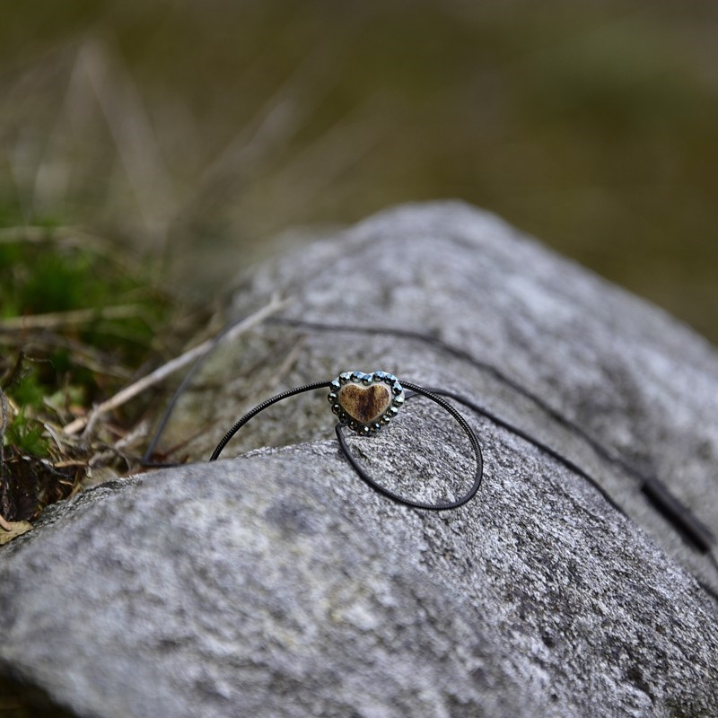 šperk z lesa - náhrdelník srdíčko s tmavě zelenými kamínky - Art&Nature